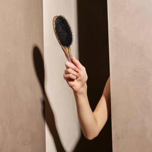 Oribe Italian Resin Flat Brush Šepetys su šerno ir nailono šereliais Flat